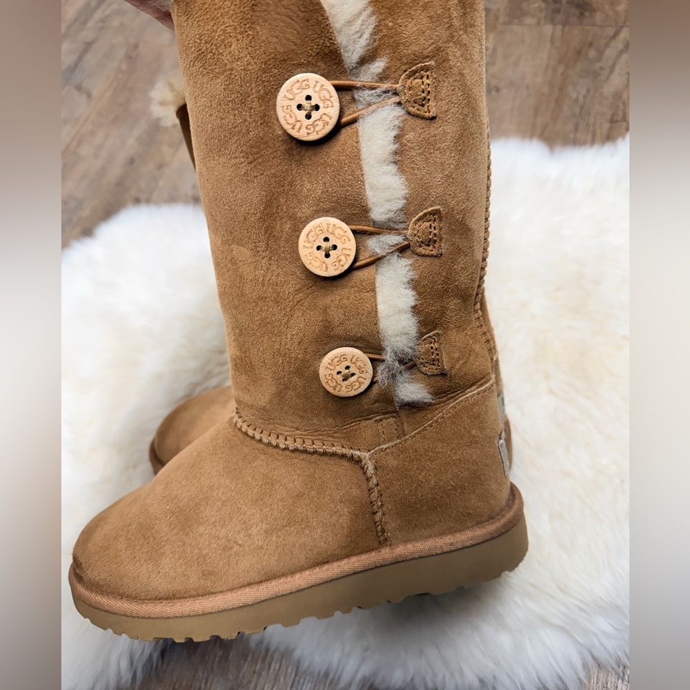 UGG youth Chestnut tall Button side Suede Shearling Boots size 2 - Picture 6 of 10
